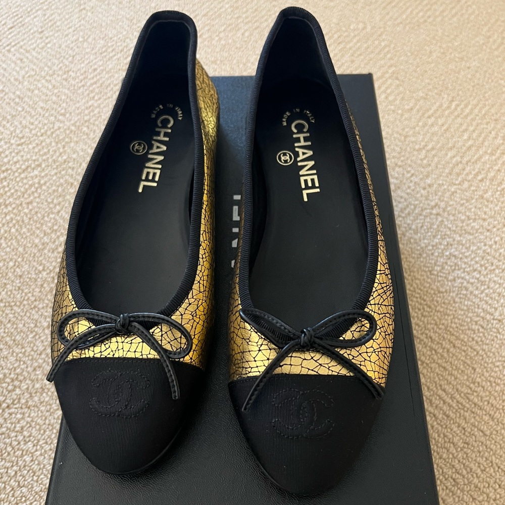 Chanel 2020 black and gold flats